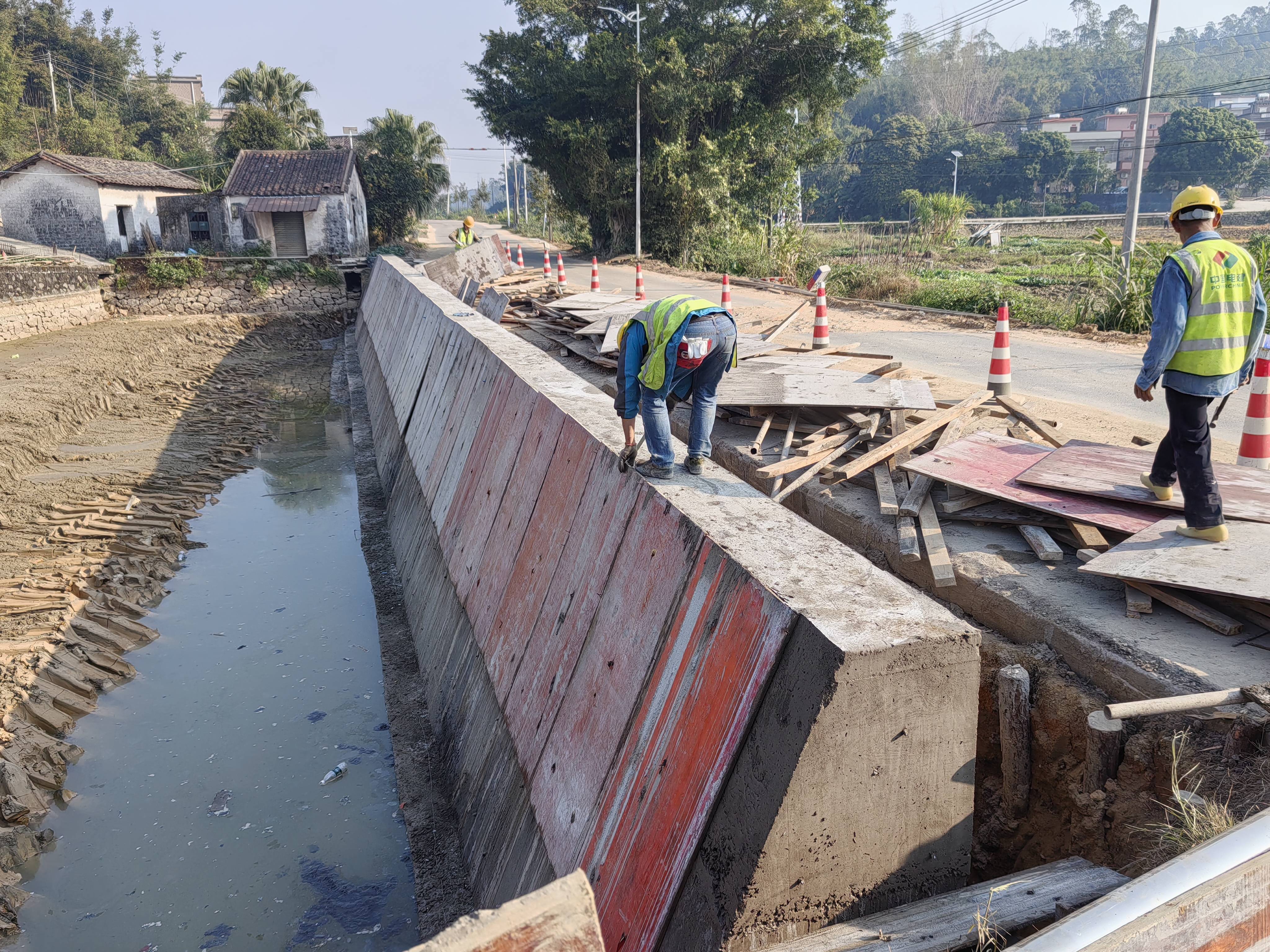 1挡土墙建设中.jpg