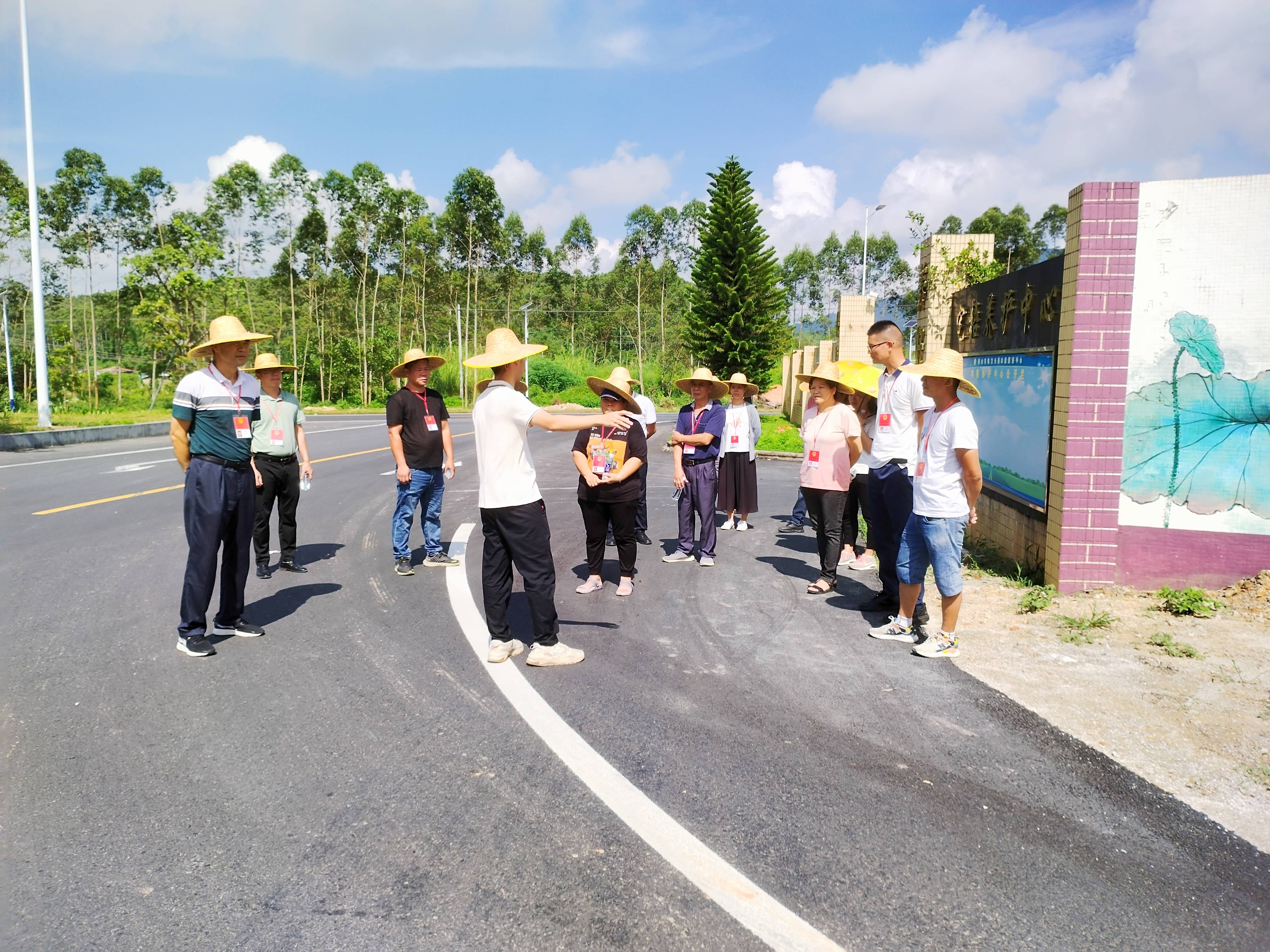 2.▲人大代表视察明靖线、更宅线公路升级改造工程.jpg