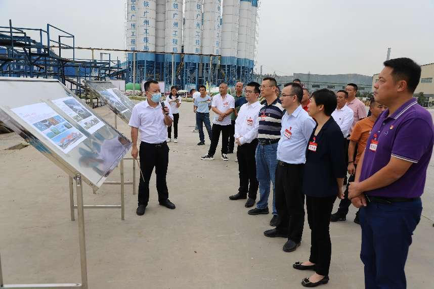 1.▲代表们视察珠肇高铁站施工现场.png