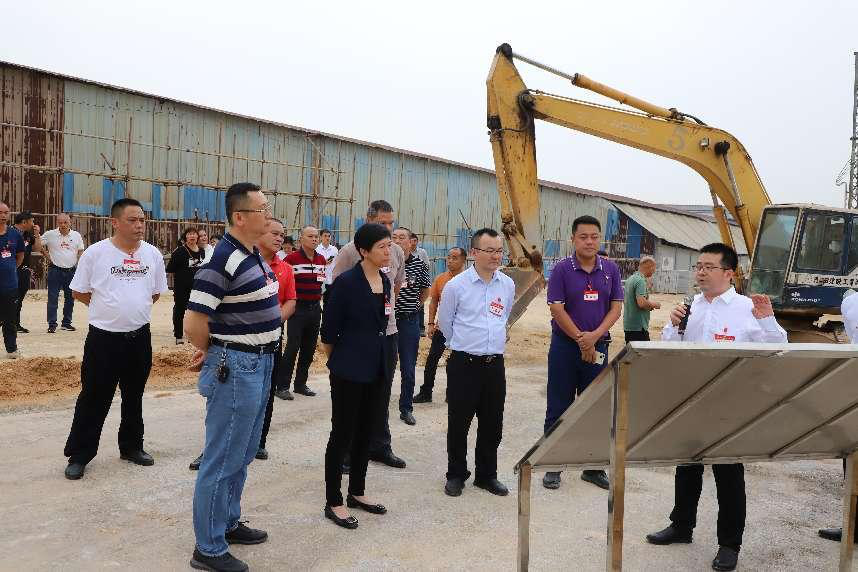 2.▲代表们到托肯、冠聚企业附近视察企业项目落地情况.png