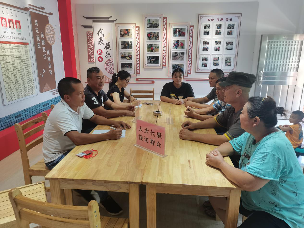 2.▲人大代表在联络站接访群众.png