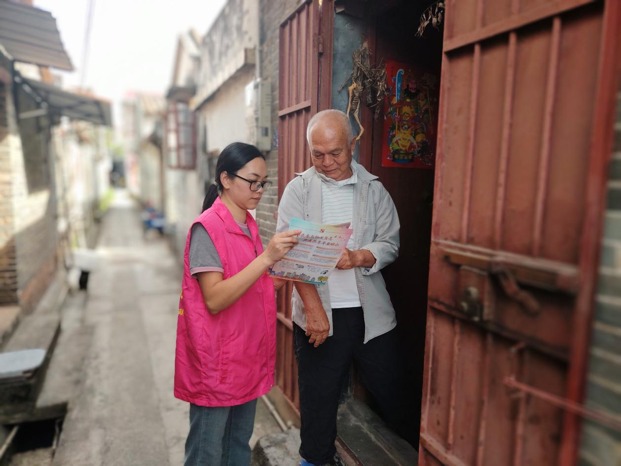 1.镇人大代表麦银笑在村小组宣讲党的政策,倾听群众意见.png