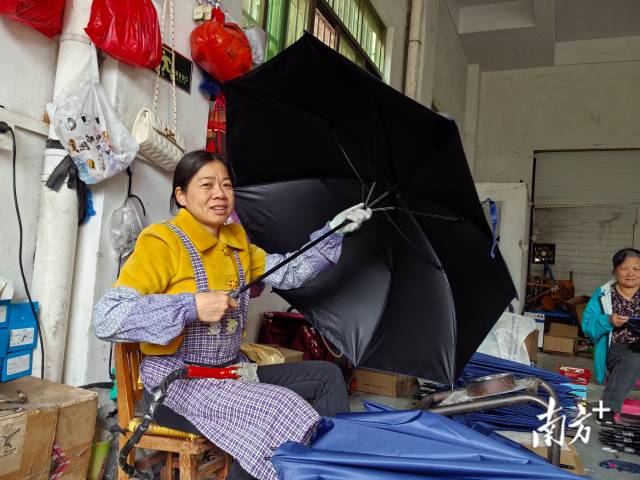 3.村民既能在家门口就业,又能兼顾家庭与农活,实现灵活增收.jpg